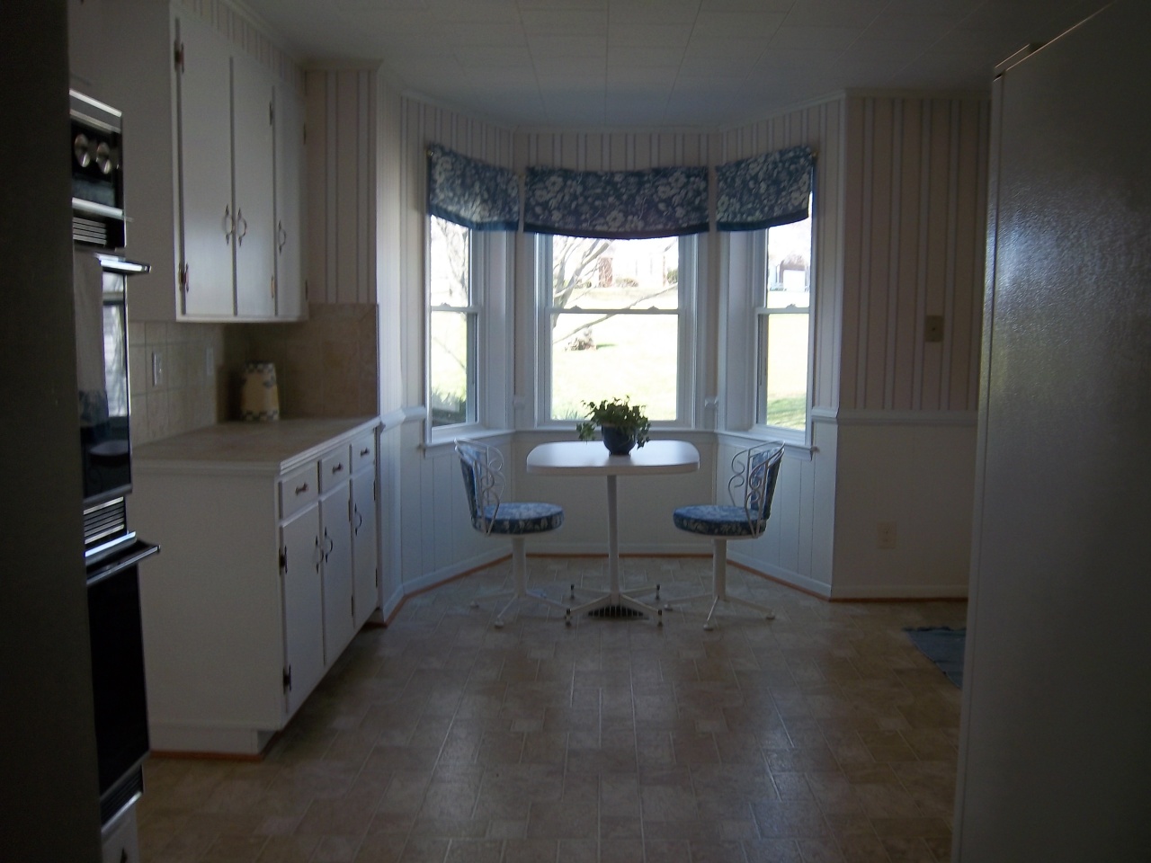 Eat-in Kitchen w/breakfast area