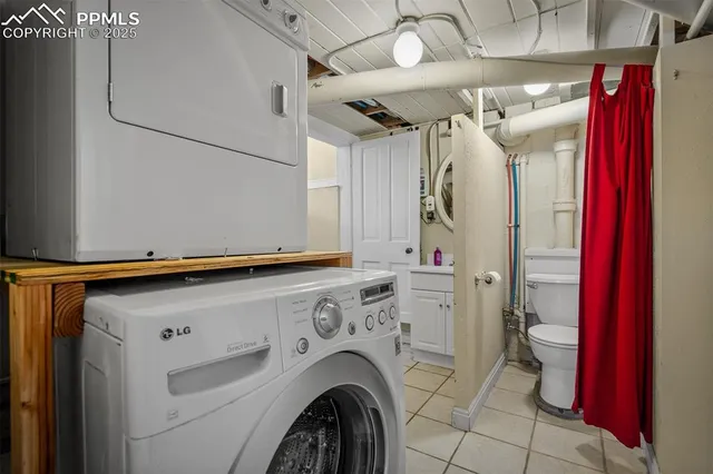 a view of a storage & utility room with washer and dryer