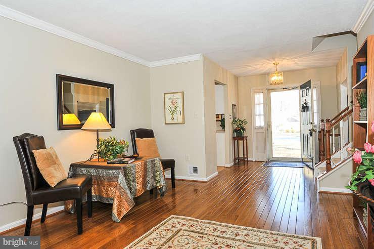 7916 St George Court Springfield, VA 22153 - Photo 4 of 20 Living Room