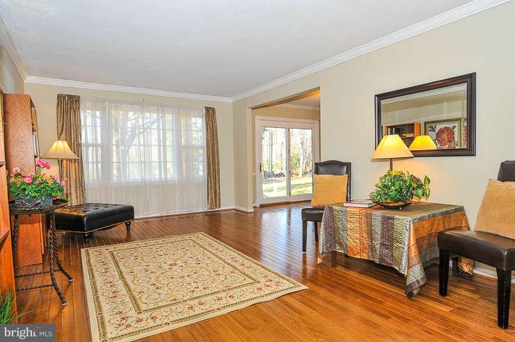 7916 St George Court Springfield, VA 22153 - Photo 5 of 20 Living Room