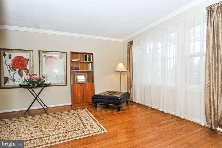 7916 St George Court Springfield, VA 22153 - Photo 7 of 20 Living Room