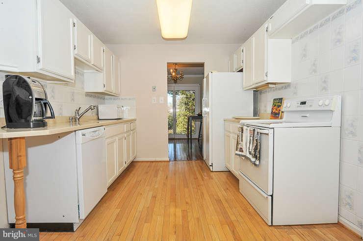 7916 St George Court Springfield, VA 22153 - Photo 9 of 20 Kitchen