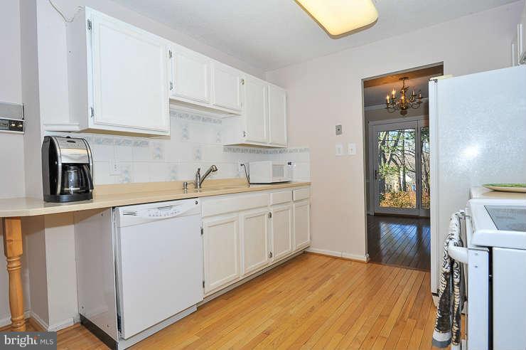 7916 St George Court Springfield, VA 22153 - Photo 10 of 20 Kitchen