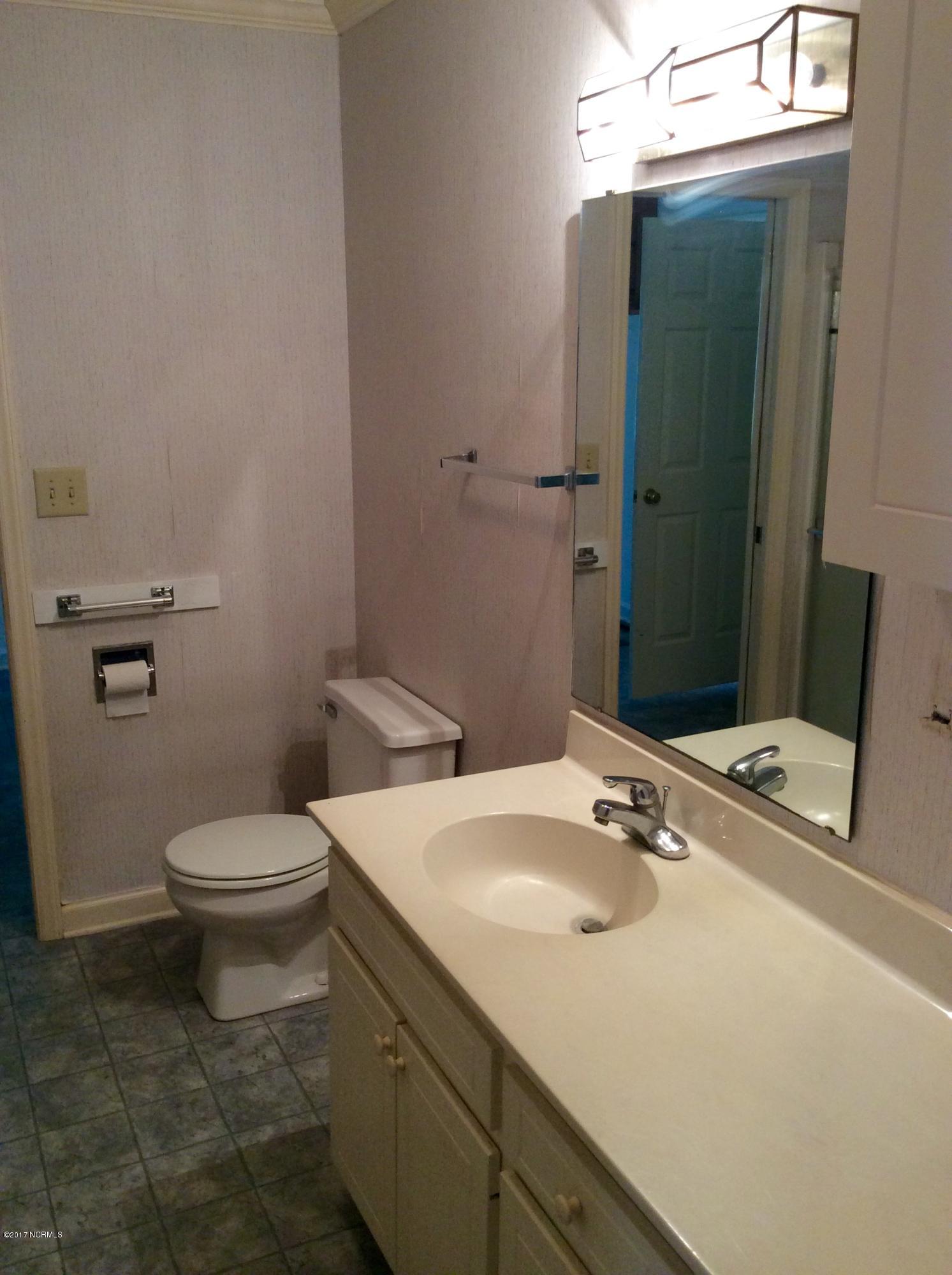 115 Patricia Road Washington, NC 27889 - Photo 29 of 47 1st floor full bathmast