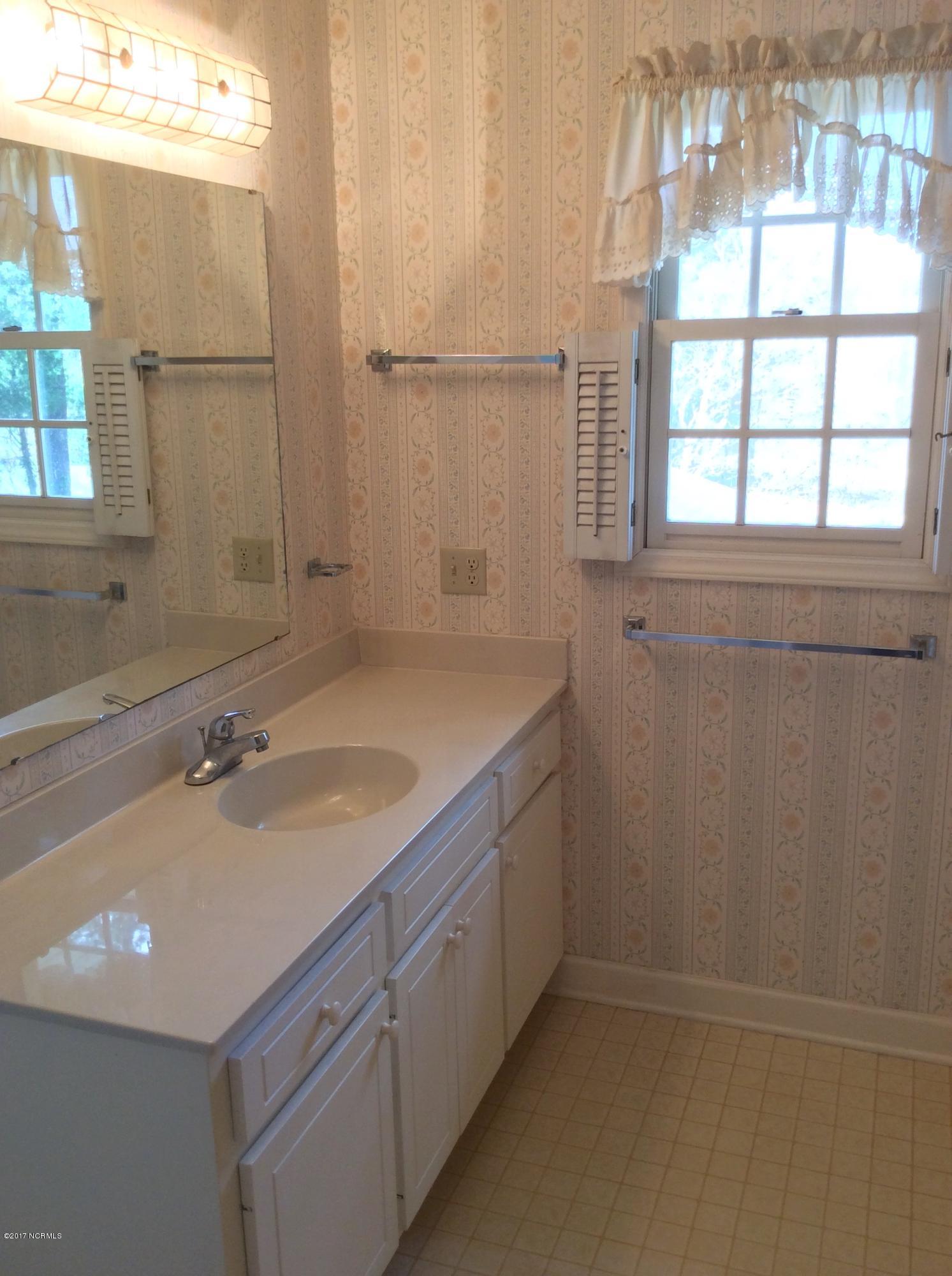 115 Patricia Road Washington, NC 27889 - Photo 35 of 47 2nd floor bath