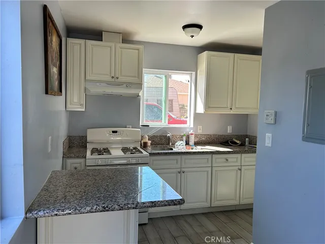 $1,800 | 8139 Etiwanda Avenue, Reseda, CA 91335