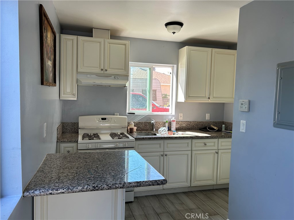 8139 Etiwanda Avenue Reseda, CA 91335 - Photo 3 of 10