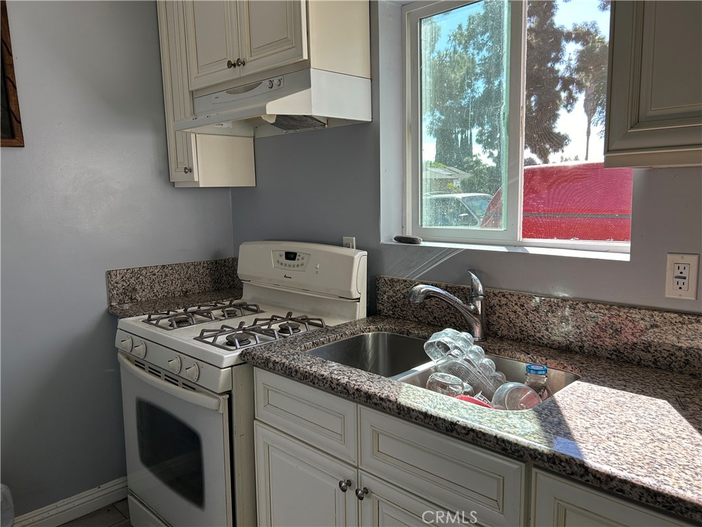 8139 Etiwanda Avenue Reseda, CA 91335 - Photo 4 of 10