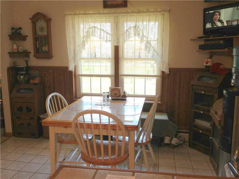 555 South Keel Ridge Road Hermitage, PA 16148 - Photo 9 of 21 Kitchen. Kitchen Dining Combo