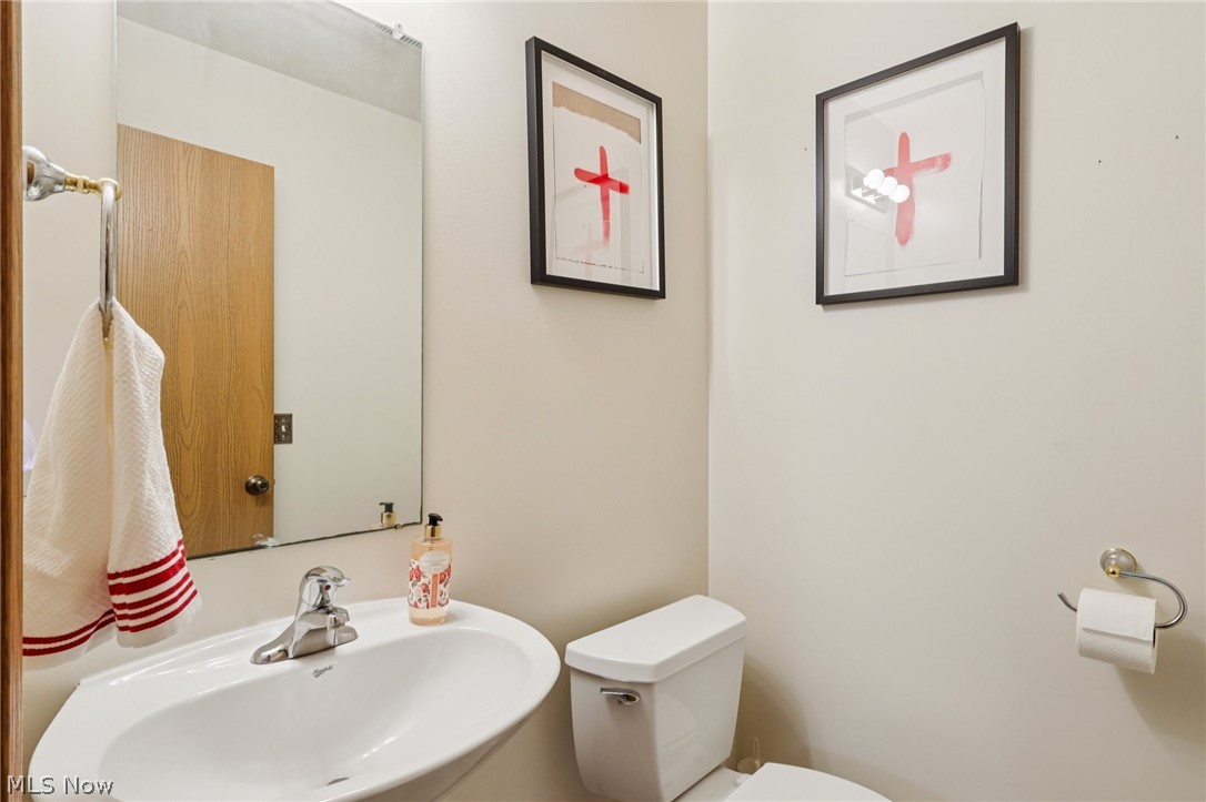 841 Springdale Street Akron, OH 44310 - Photo 10 of 39 Powder Room on first floor