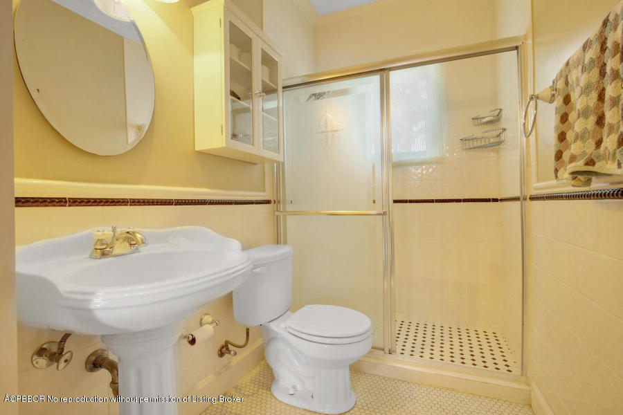 703 Sunset Road West Palm Beach, FL 33401 - Photo 11 of 20 Flamingo Bathroom