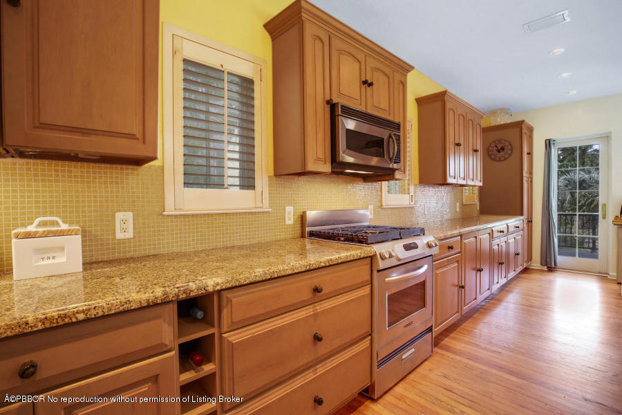 703 Sunset Road West Palm Beach, FL 33401 - Photo 14 of 20 Flamingo Kitchen Backsplash