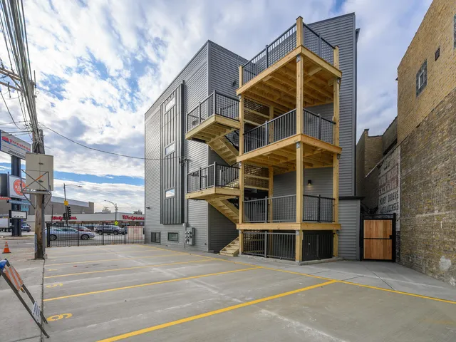 $2,495 | 5528 West Gettysburg Street, Unit 1, Chicago, IL 60630