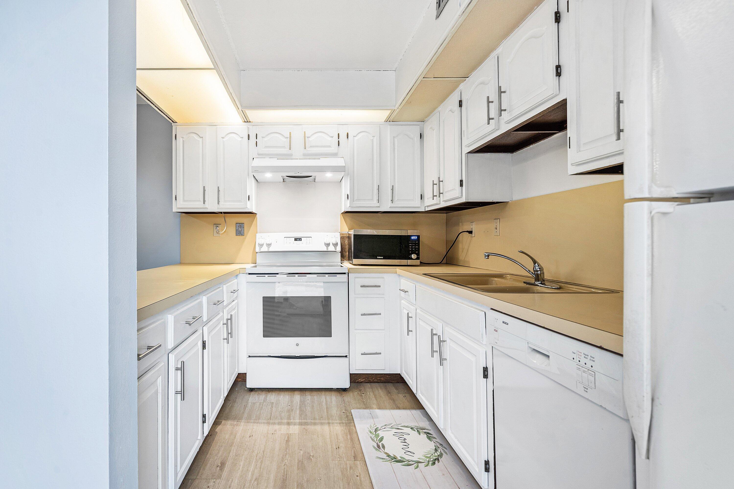 9 Atrium Circle, Unit A Atlantis, FL 33462 - Photo 5 of 18 012-9AtriumCircle-Atlantis-FL-33462-SMAL