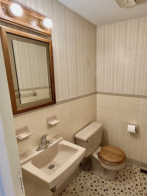 40 Corey Colonial, Unit 40 Agawam, MA 01001 - Photo 10 of 21 a bathroom with a toilet a sink and mirror