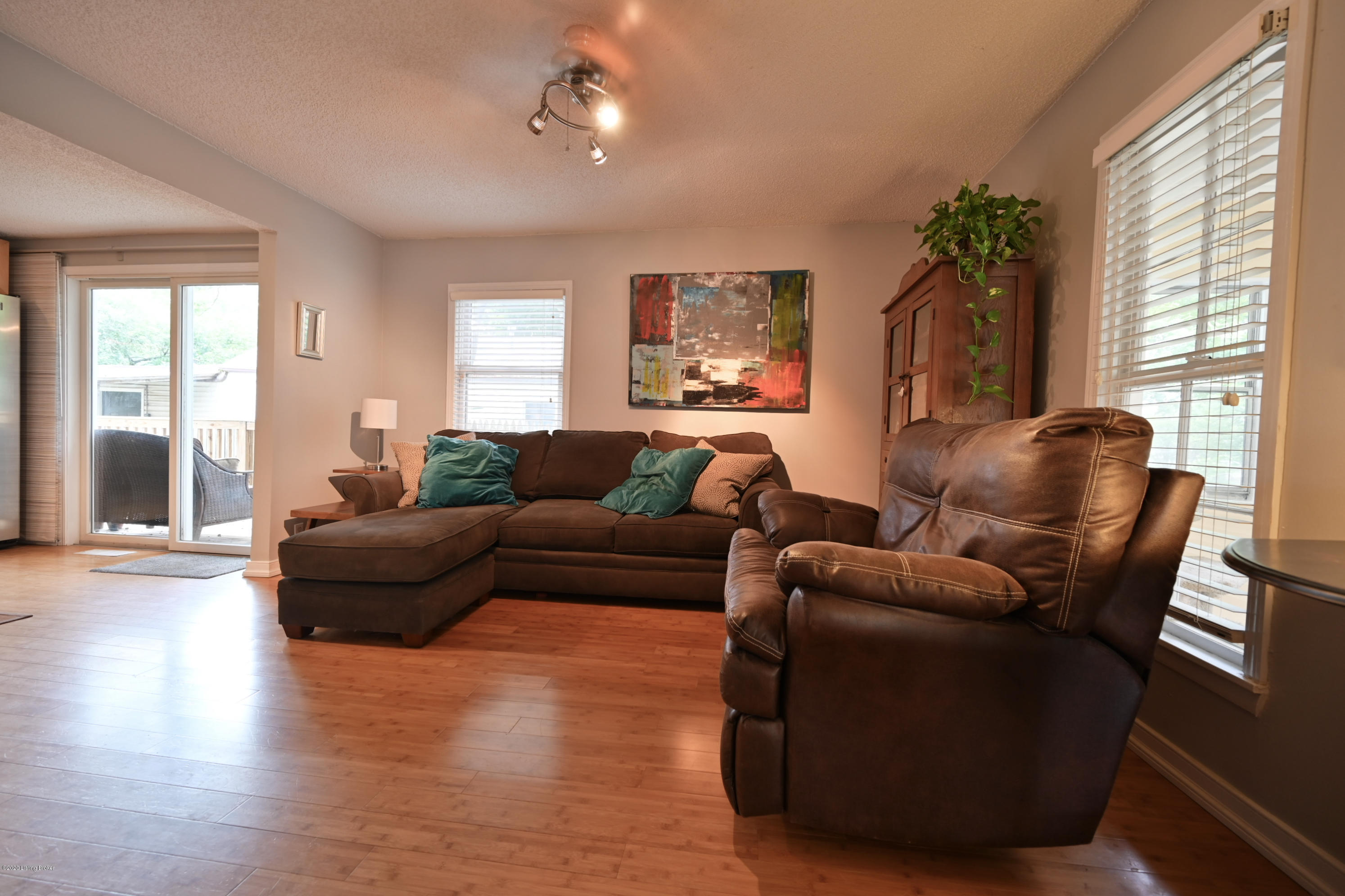 3014 University Road Louisville, KY 40206 - Photo 7 of 36 Living room from entry