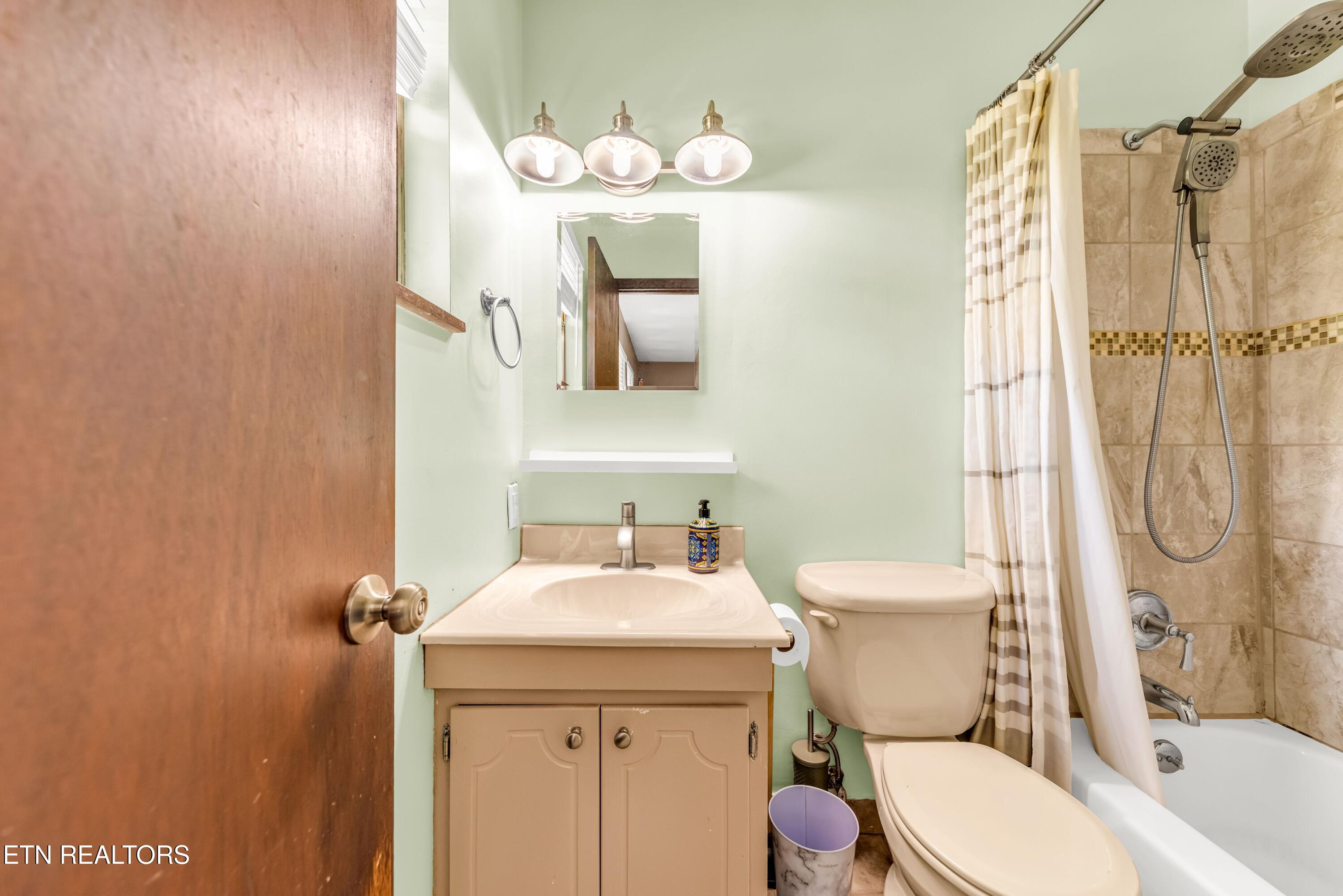 945 Roderick Road Knoxville, TN 37923 - Photo 14 of 24 ROD_5085