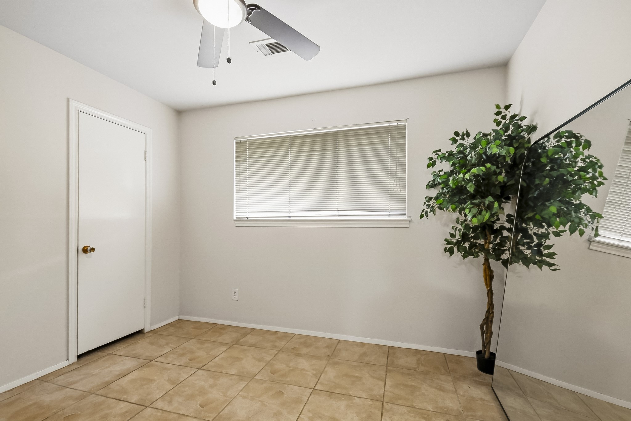 4812 Mistletoe Road Pasadena, TX 77505 - Photo 15 of 23 Guest bedroom