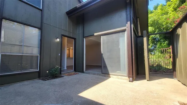 a view of backyard with garden