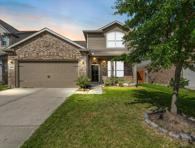 a view of a house with backyard and garden