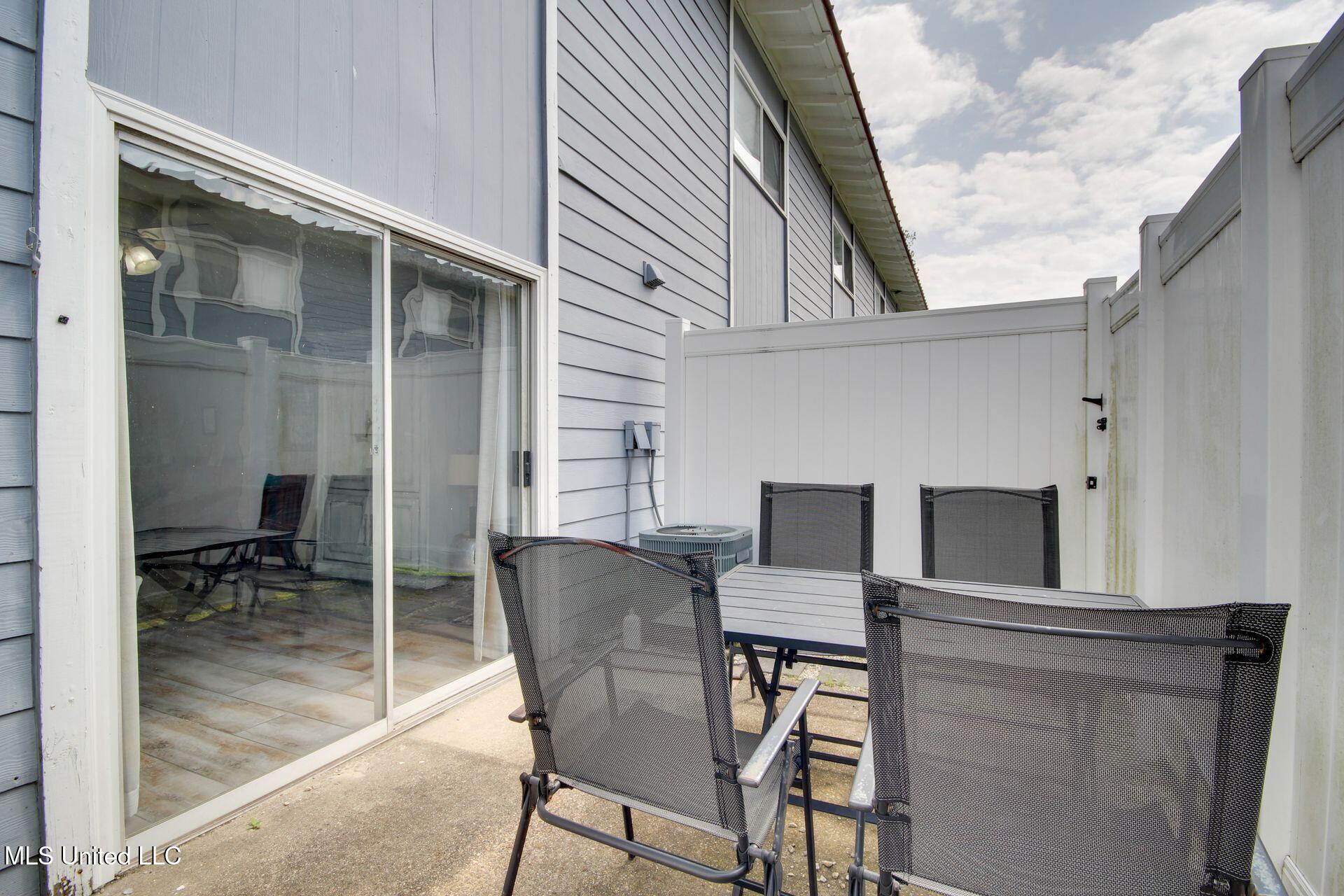 1664 Beach Boulevard, Unit 101 Biloxi, MS 39531 - Photo 24 of 26 oak shores 101 19