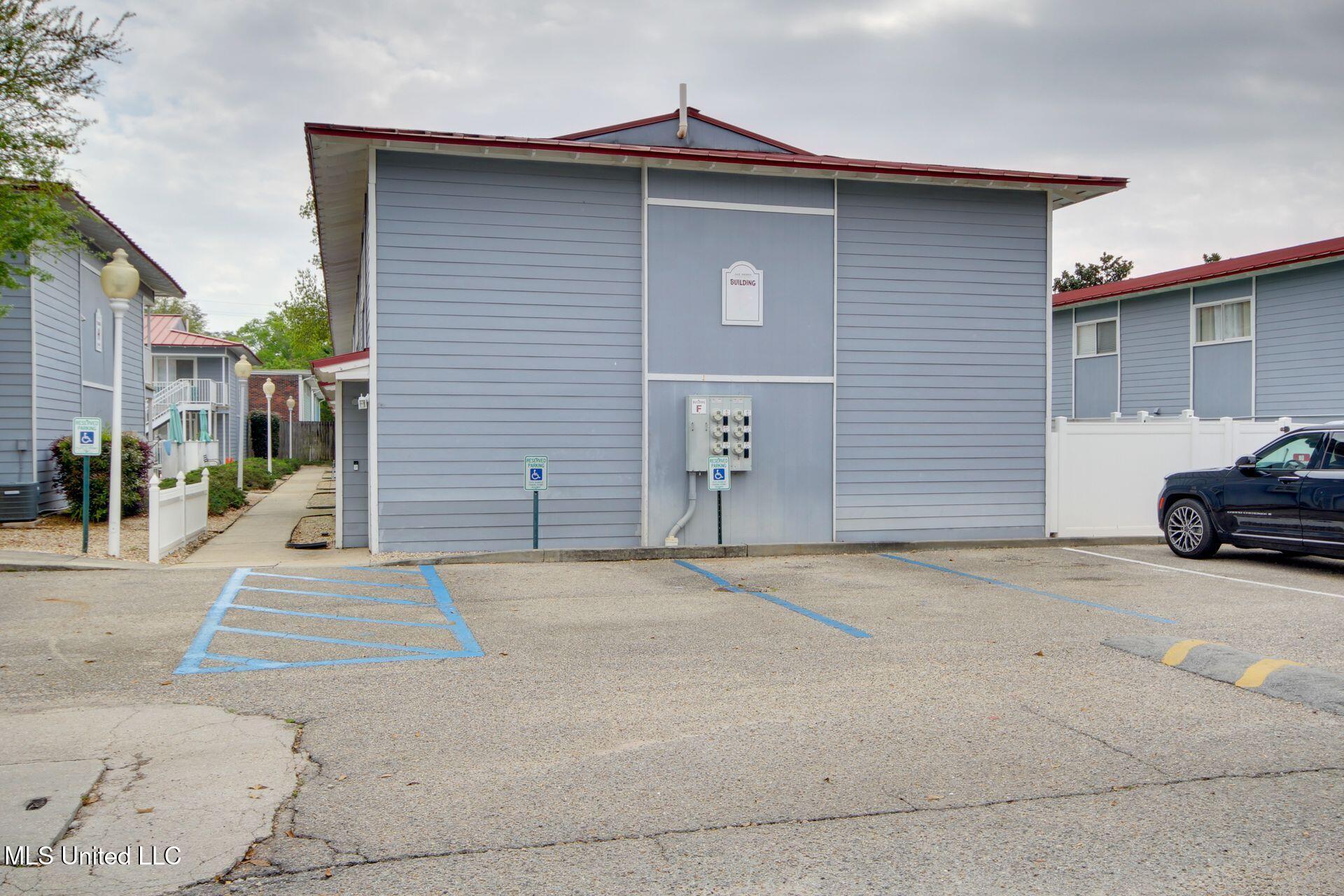 1664 Beach Boulevard, Unit 101 Biloxi, MS 39531 - Photo 25 of 26 oak shores 101 parking