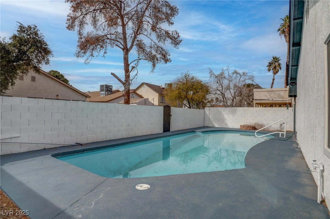 4775 Monaco Road Las Vegas, NV 89121 - Photo 30 of 31 View of pool