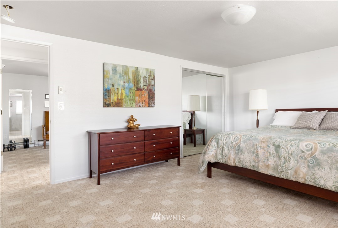 4913 Dundee Drive Anacortes, WA 98221 - Photo 33 of 40 a spacious bedroom with a bed and a couch