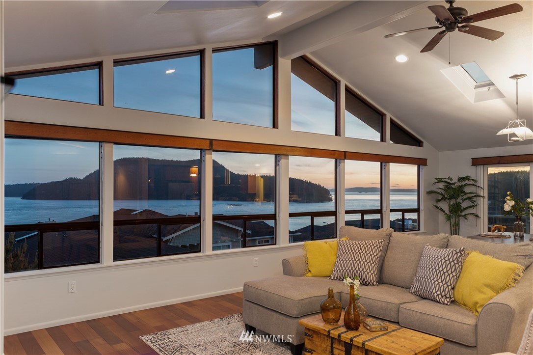 4913 Dundee Drive Anacortes, WA 98221 - Photo 7 of 40 a living room with furniture