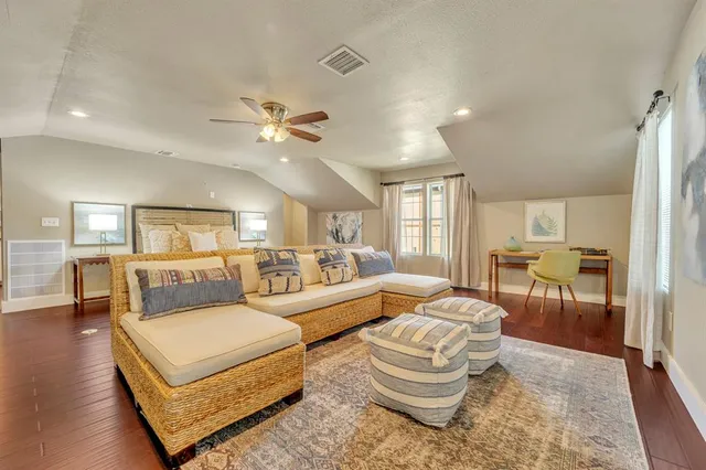 $820,000 | 6227 Lakeshore Drive, Dallas, TX 75214