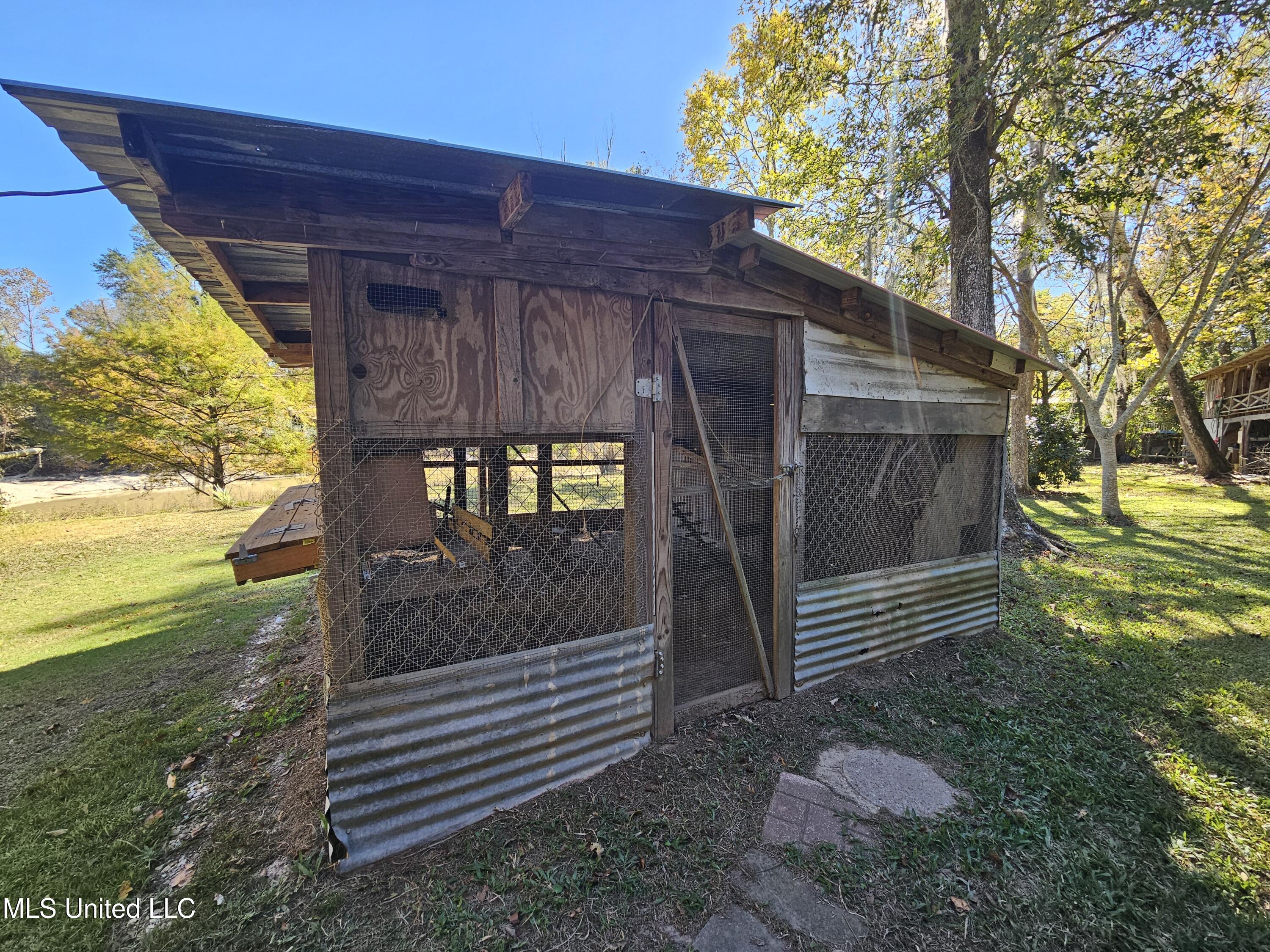 146 Oak Point Road Picayune, MS 39466 - Photo 38 of 40 Chicken coop