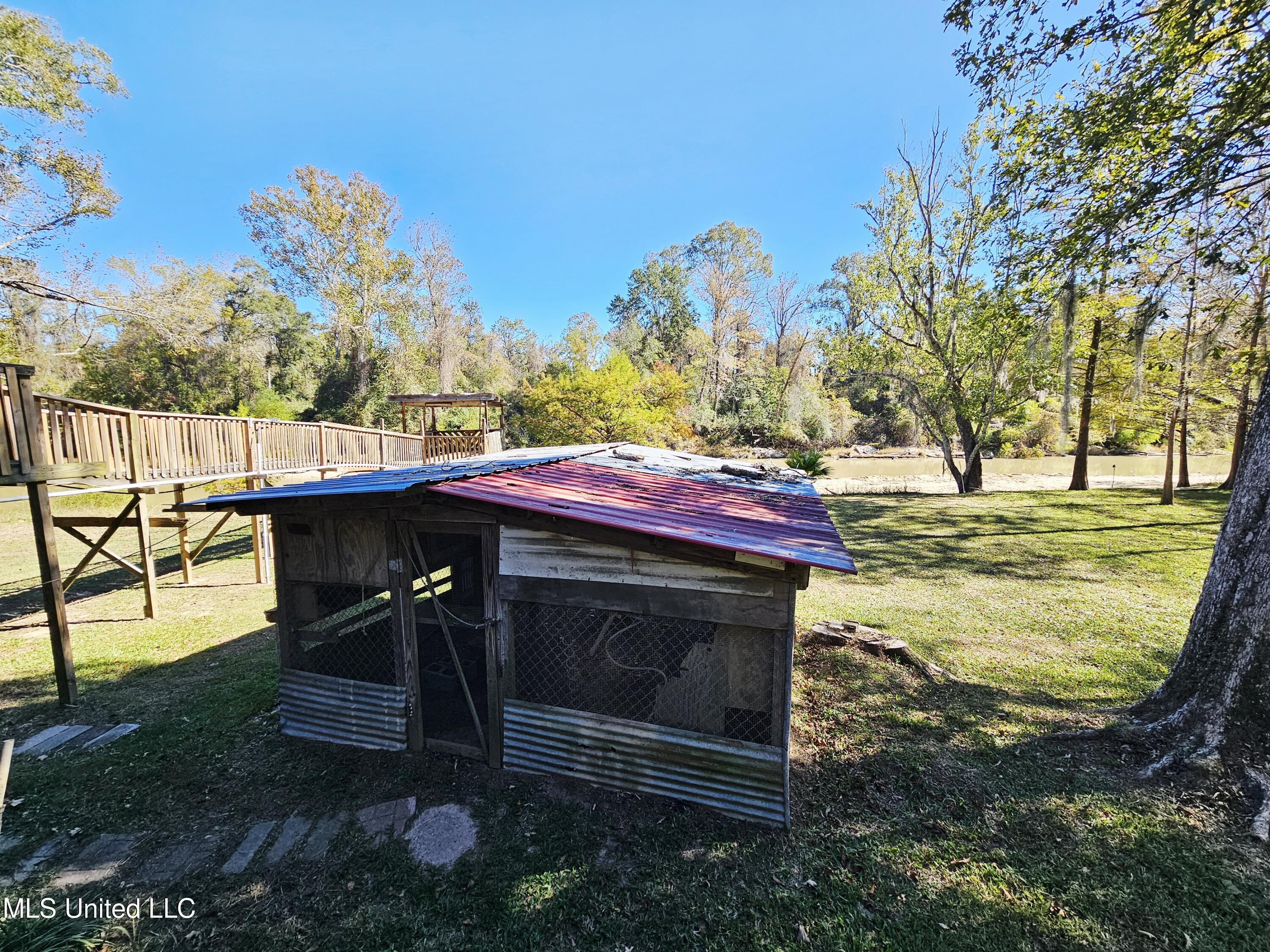 146 Oak Point Road Picayune, MS 39466 - Photo 39 of 40 Chicken coop