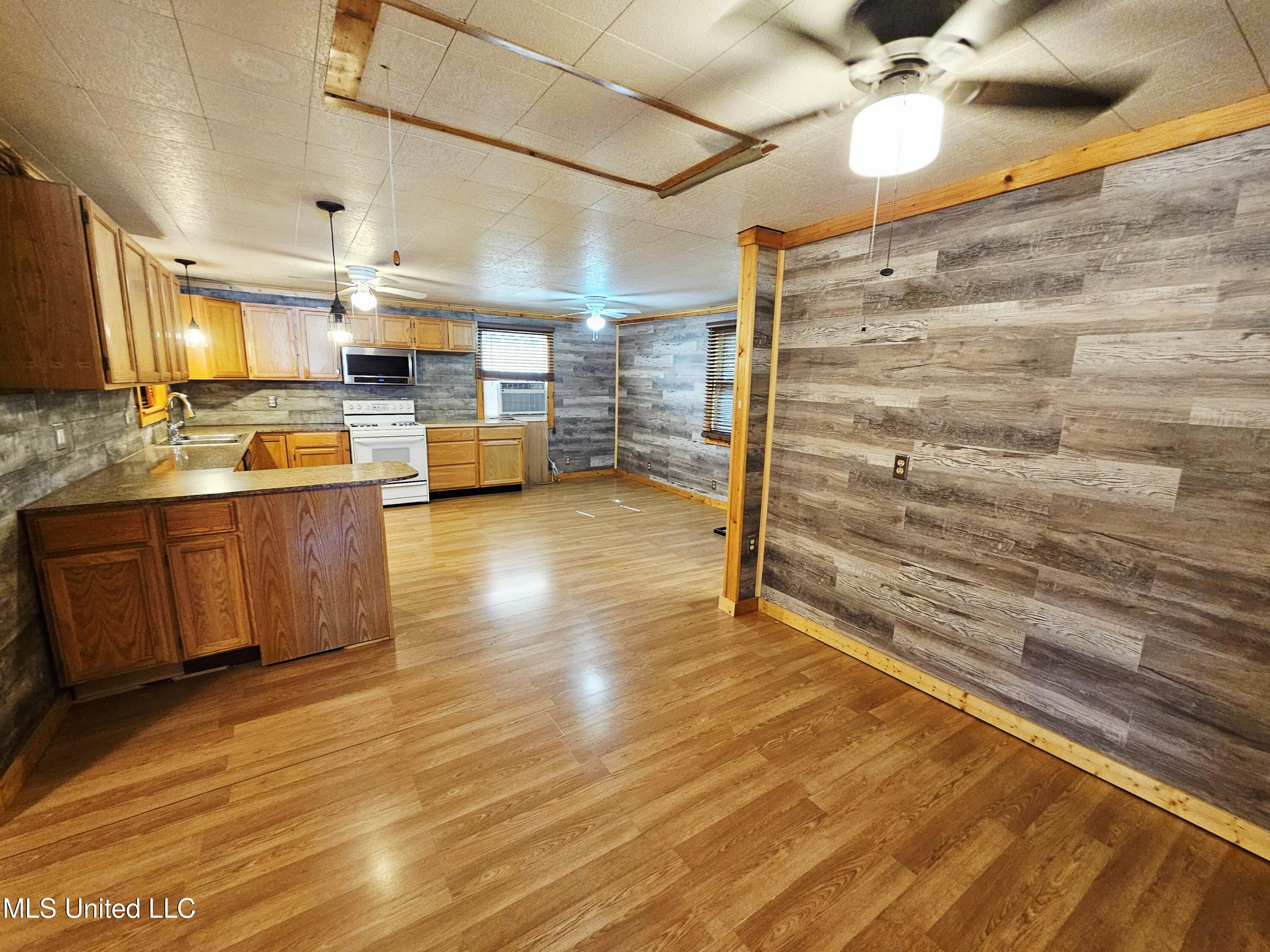 146 Oak Point Road Picayune, MS 39466 - Photo 9 of 40 Foyer/Dining table area