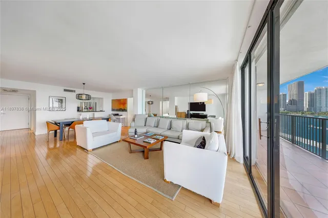 $5,900 | 801 North Venetian Drive, Unit 903, Miami, FL 33139