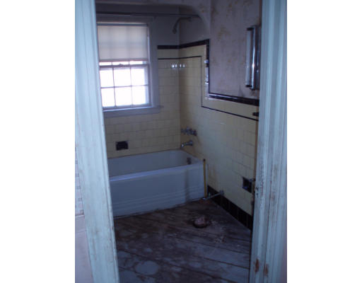 10 Arnold Road Worcester, MA 01607 - Photo 4 of 11 Gallery Image 4