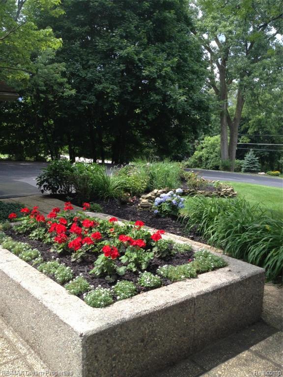 33477 Quaker Valley Road Farmington Hills, MI 48331 - Photo 3 of 23