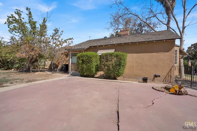 a house view with a outdoor space