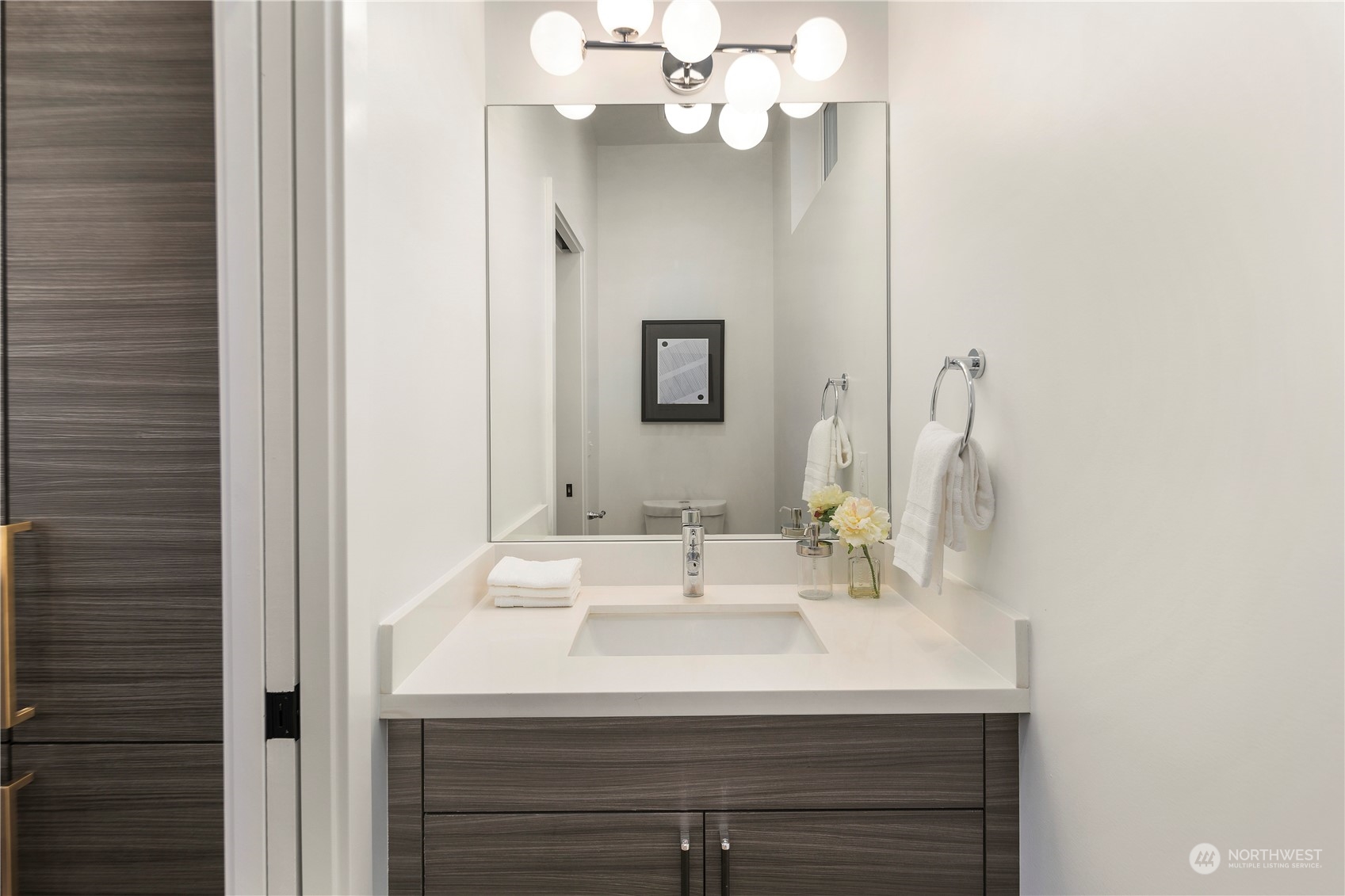 912 West Howe Street Seattle, WA 98119 - Photo 7 of 36 Gallery Image 7
