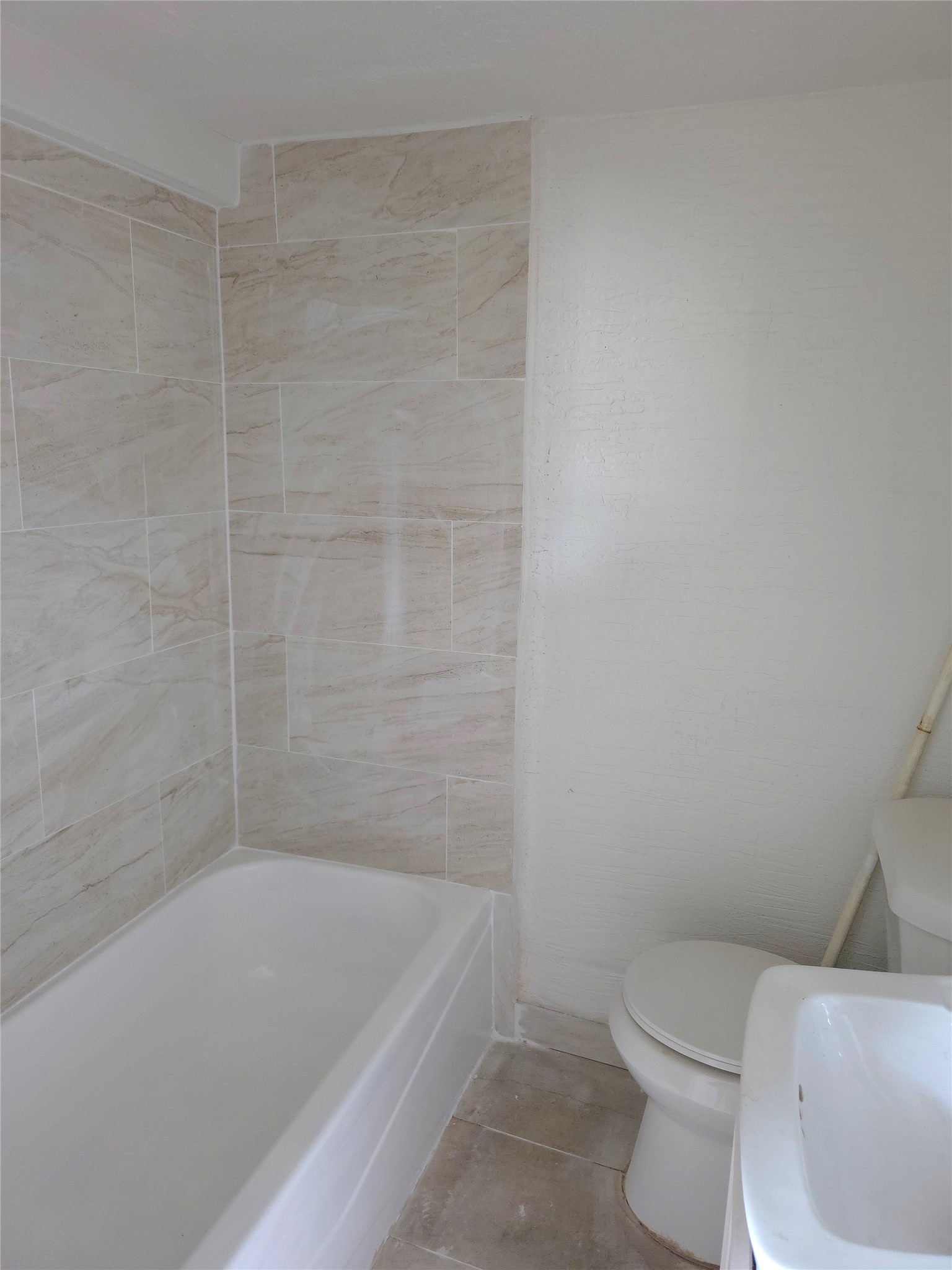2204 Highway 3 Dickinson, TX 77539 - Photo 17 of 29 a bathroom with a bathtub and toilet