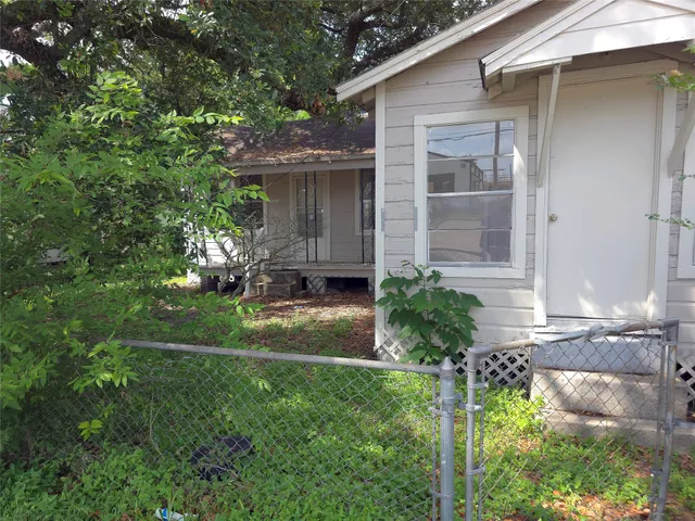 $1,350 | 2204 Highway 3, Dickinson, TX 77539