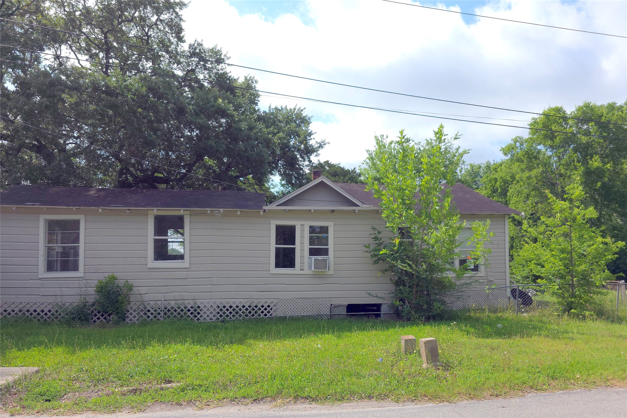 2204 Highway 3 Dickinson, TX 77539 - Photo 29 of 29 a front view of a house with a garden