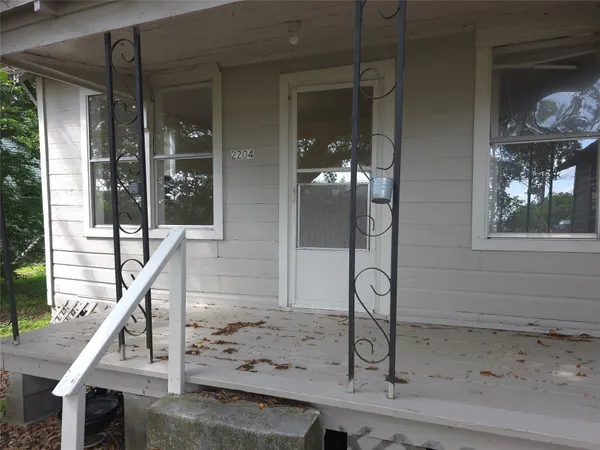 a view of entryway and hall