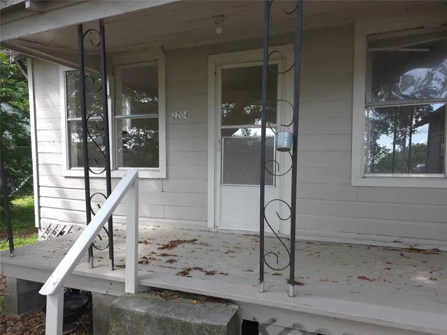 a view of entryway and hall