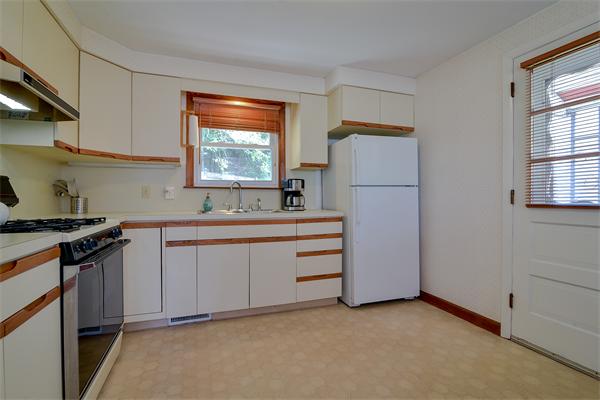 32 Grove Road Natick, MA 01760 - Photo 4 of 13 Gallery Image 4