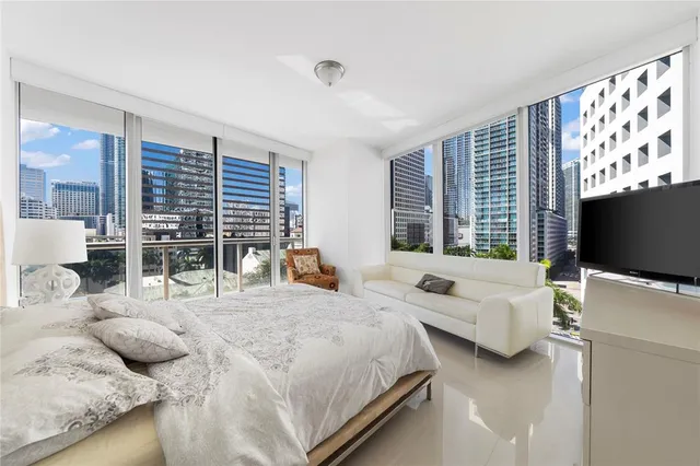 $900,000 | 495 Brickell Avenue, Unit 811, Miami, FL 33131