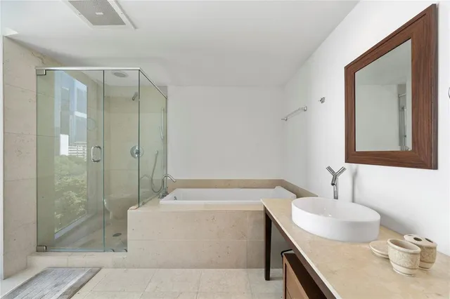 $900,000 | 495 Brickell Avenue, Unit 811, Miami, FL 33131