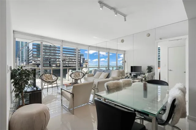 $900,000 | 495 Brickell Avenue, Unit 811, Miami, FL 33131