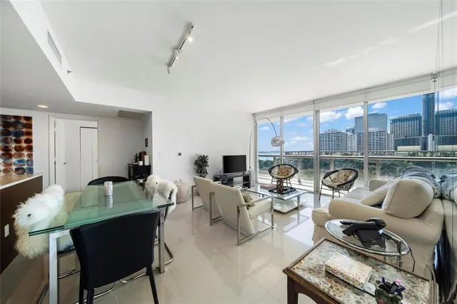 $900,000 | 495 Brickell Avenue, Unit 811, Miami, FL 33131