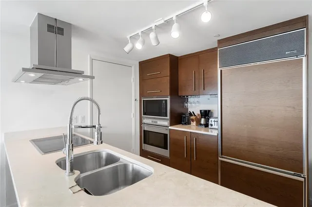 $900,000 | 495 Brickell Avenue, Unit 811, Miami, FL 33131