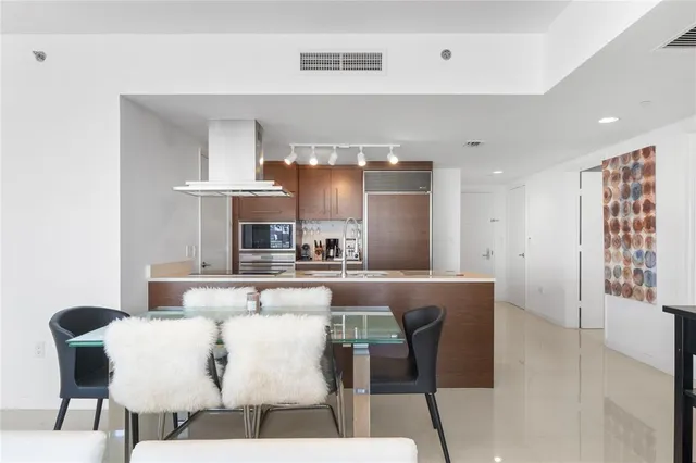 $900,000 | 495 Brickell Avenue, Unit 811, Miami, FL 33131